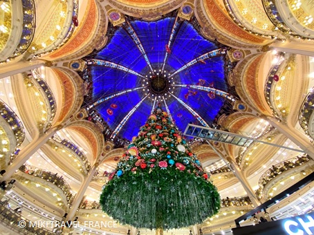 パリ最大デパート『ギャラリー・ラファイエット』クリスマスツリー登場